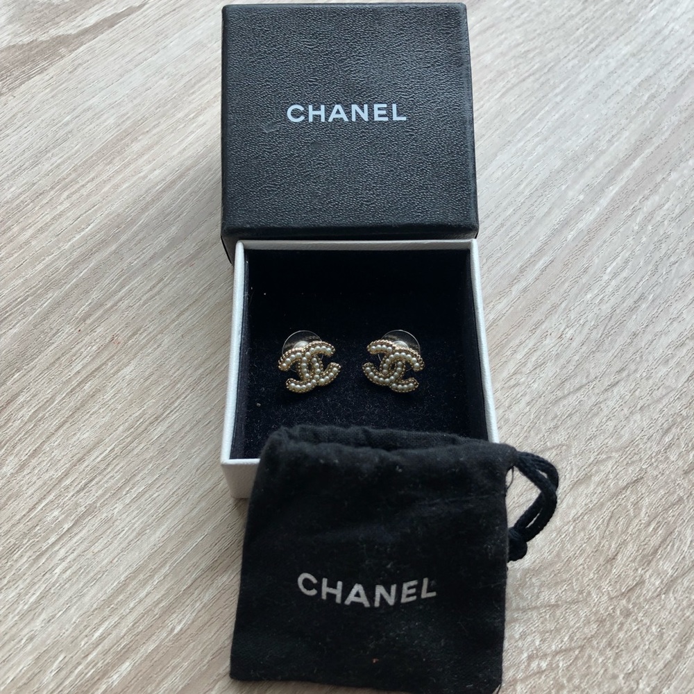 CHANEL Pearl CC Earrings Gold